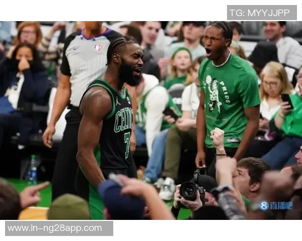 杰伦布朗意外撞击K乔治白T恤沾满发际线粉成新焦点